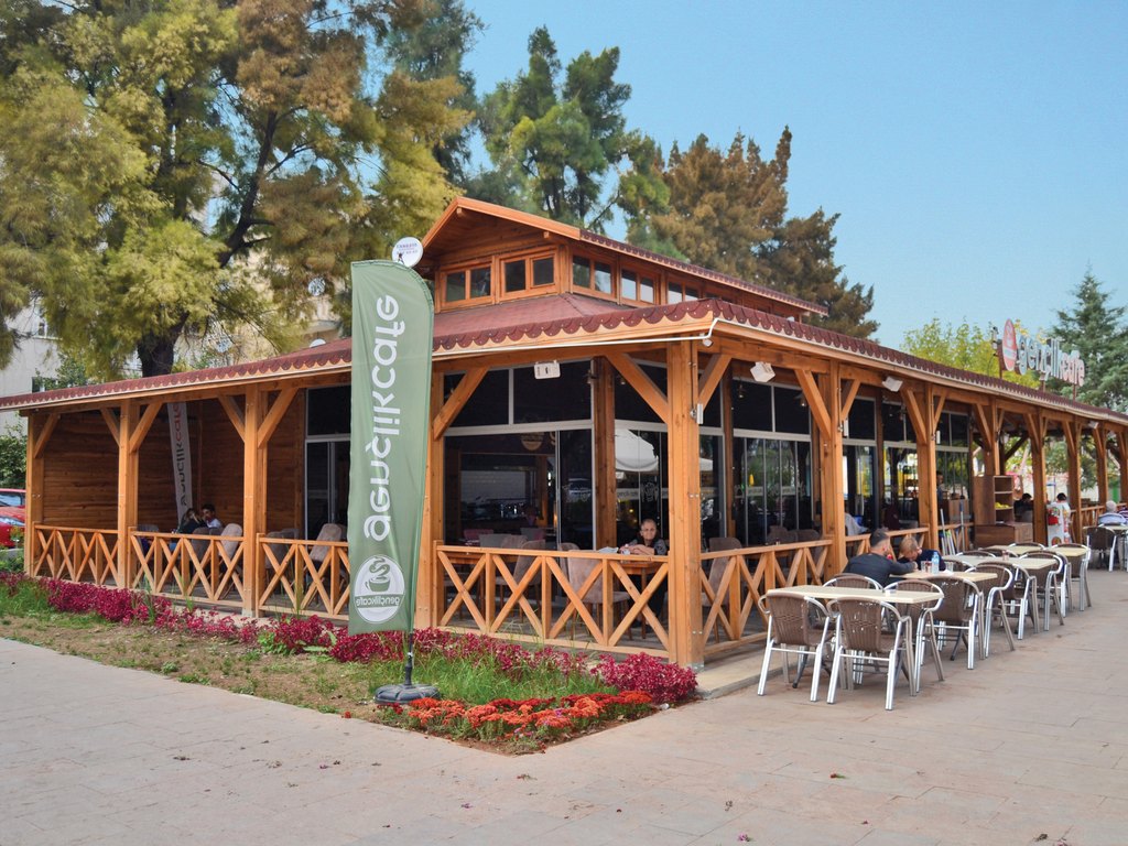 Ahşap kafe yapısı ve pergoleli açık oturma alanı