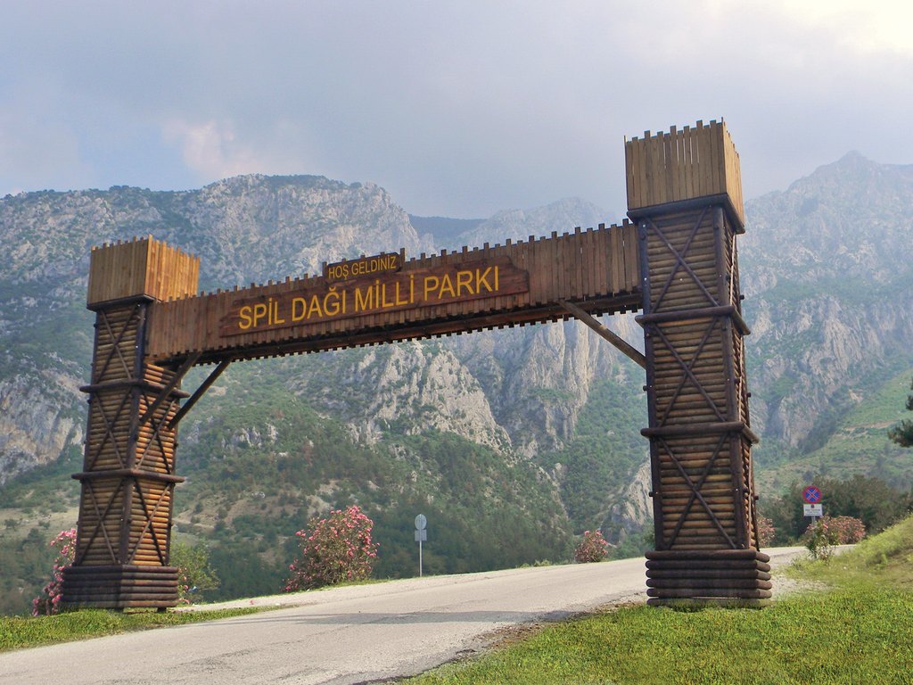 Spil Dağı Milli Parkı ahşap giriş takı
