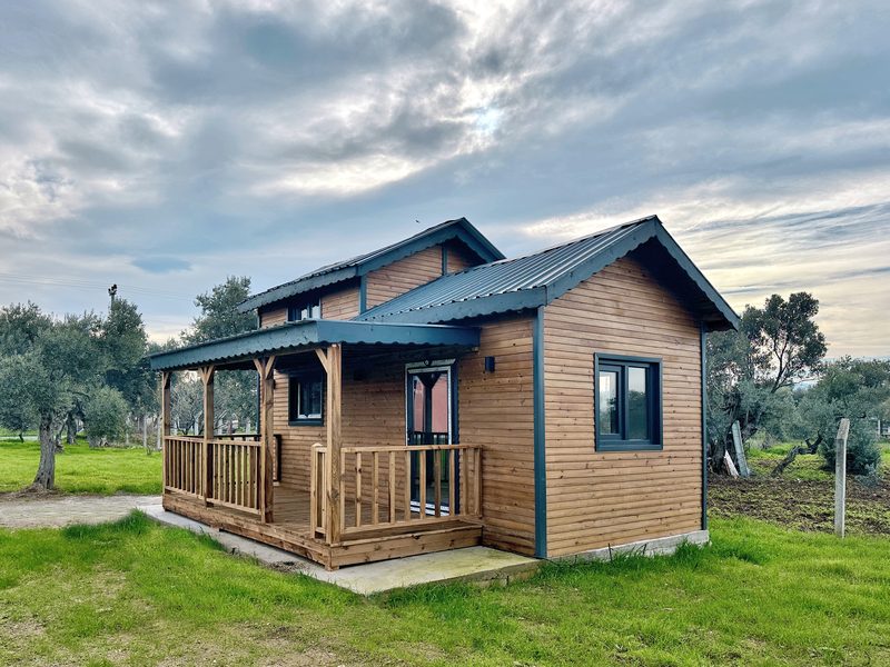 TRUVA modelinin uygulanmış hâli — verandası ve ahşap korkuluğuyla